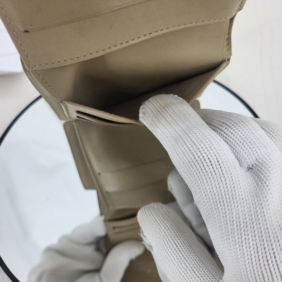 LOUIS VUITTON LV Embossed Monogram Vernis Leather Wallet - Picture 7 of 13